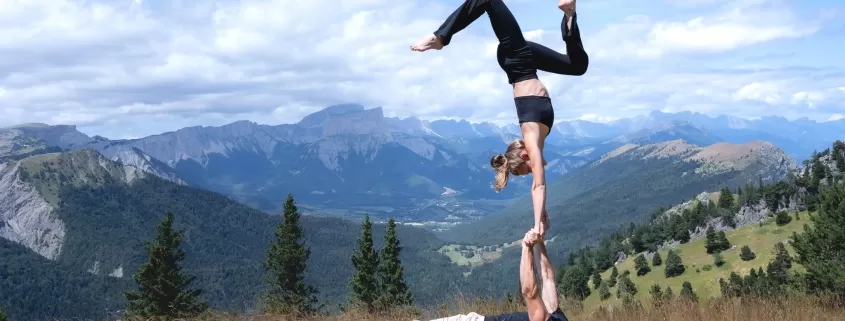 Main à main en acroyoga
