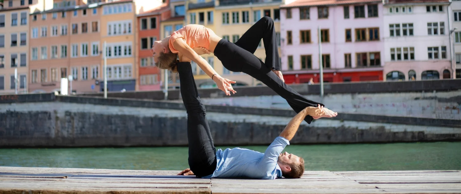 Pose débutant acroyoga Initiation d'acroyoga à Lyon